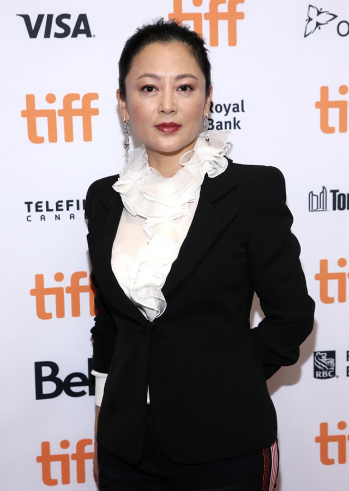 陈红气质惊艳迷人!穿一袭金色连衣裙亮相,美出新高度