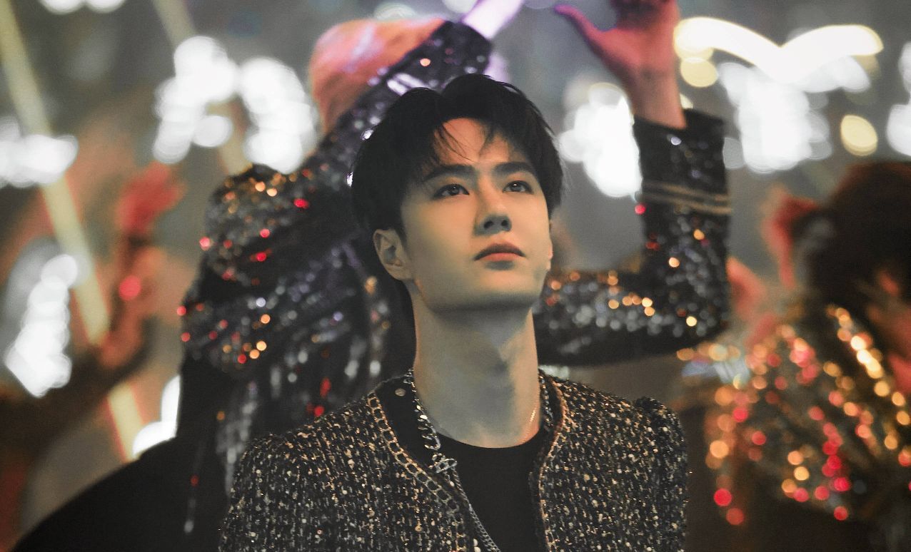 乐华演唱会被绿海包围摩托姐姐应援封神王一博笑有深意