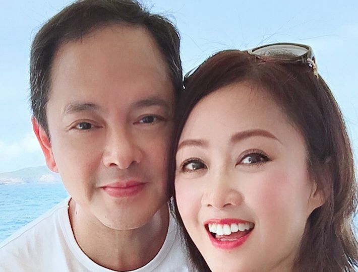 51岁梁小冰曝近况,与老公似父女,大眼睛尖下巴被指"蛇精脸"