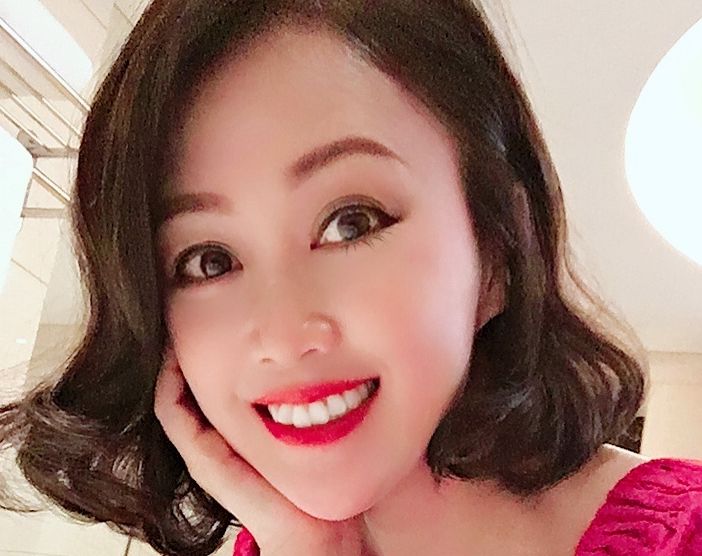 51岁梁小冰曝近况与老公似父女大眼睛尖下巴被指蛇精脸