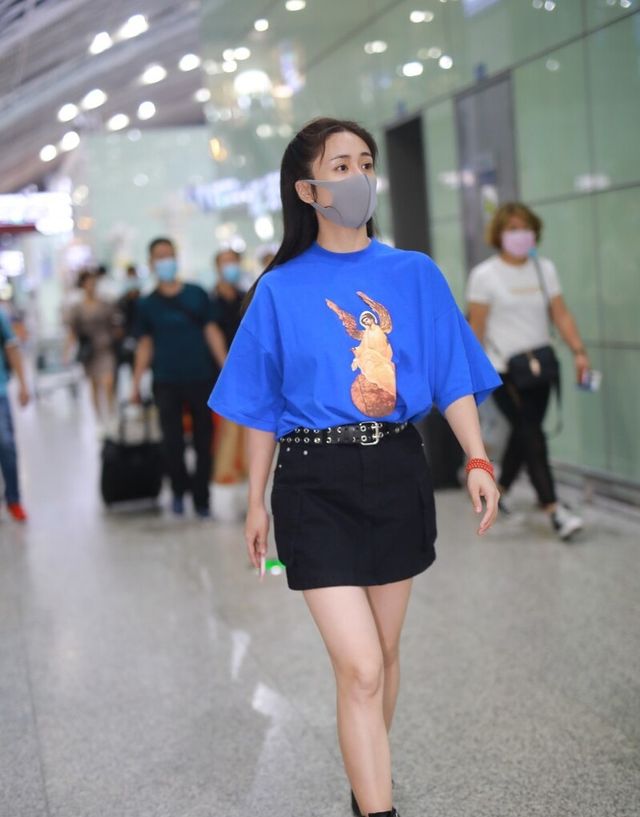 郑钧手搭妻子肩膀,两人更像好朋友,刘芸的休闲穿搭太减龄休闲区蓝鸢梦想 - Www.slyday.coM 郑钧手搭妻子肩膀,两人更像好朋友,刘芸的休闲穿搭太减龄休闲区蓝鸢梦想 - Www.slyday.coM