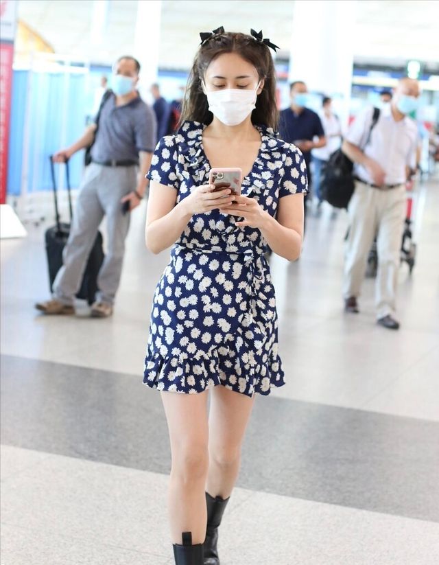 郑钧手搭妻子肩膀,两人更像好朋友,刘芸的休闲穿搭太减龄休闲区蓝鸢梦想 - Www.slyday.coM 郑钧手搭妻子肩膀,两人更像好朋友,刘芸的休闲穿搭太减龄休闲区蓝鸢梦想 - Www.slyday.coM