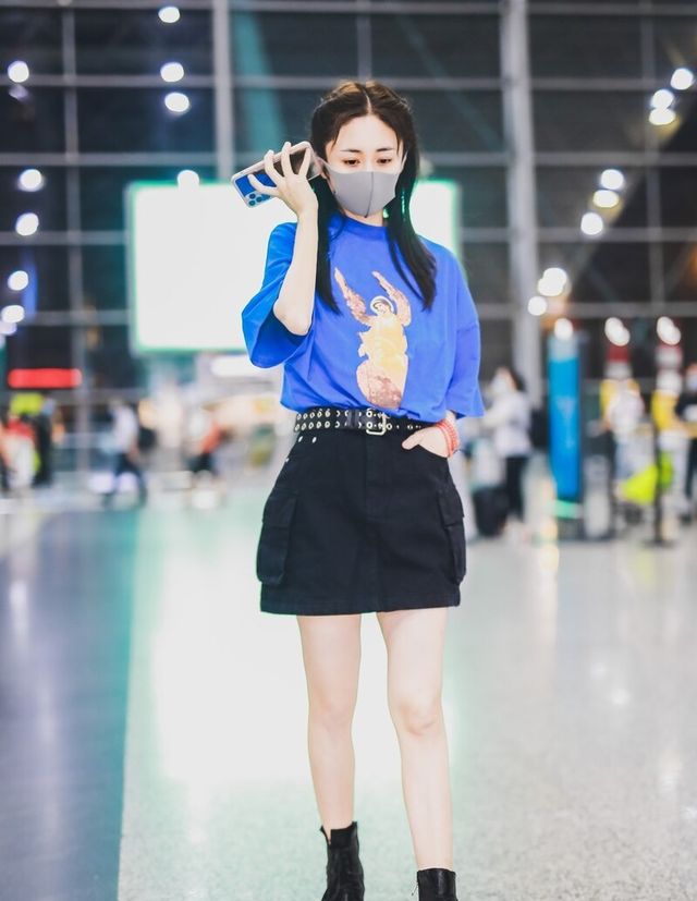 郑钧手搭妻子肩膀,两人更像好朋友,刘芸的休闲穿搭太减龄休闲区蓝鸢梦想 - Www.slyday.coM 郑钧手搭妻子肩膀,两人更像好朋友,刘芸的休闲穿搭太减龄休闲区蓝鸢梦想 - Www.slyday.coM