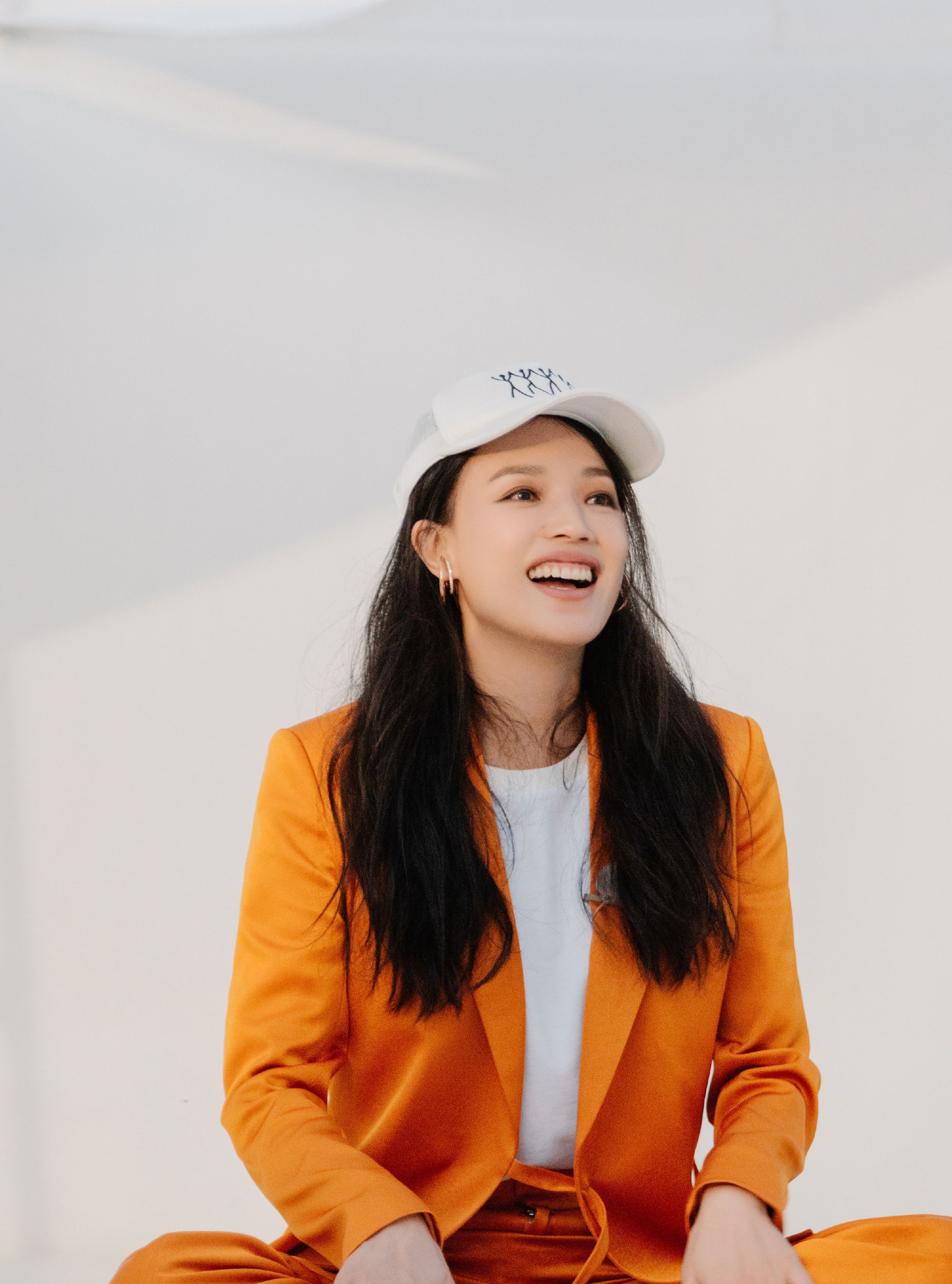 舒淇真是越老越美的典范!穿紫色西装妩媚极了,气质好就是敢穿