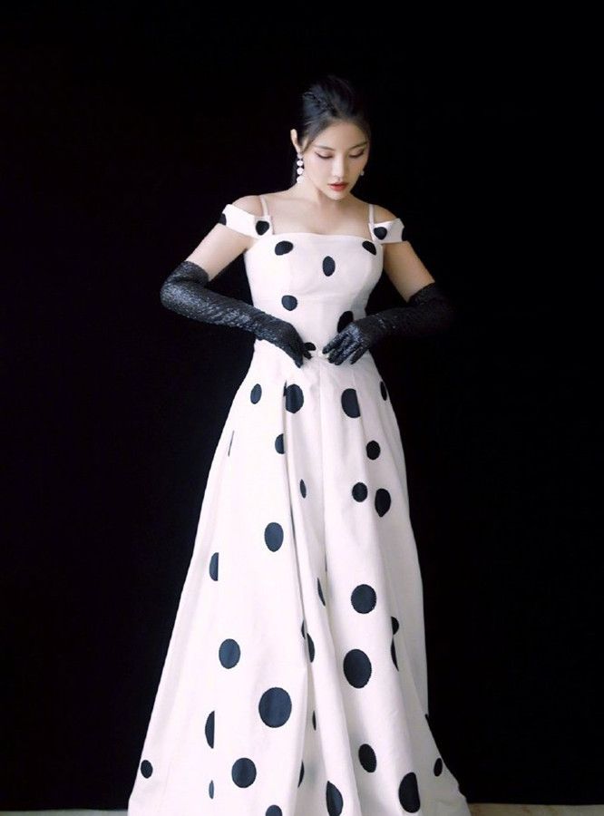 杨紫妈妈有多潮?穿波点裙出镜气质不输明星,杨紫直接喊"贵妇"