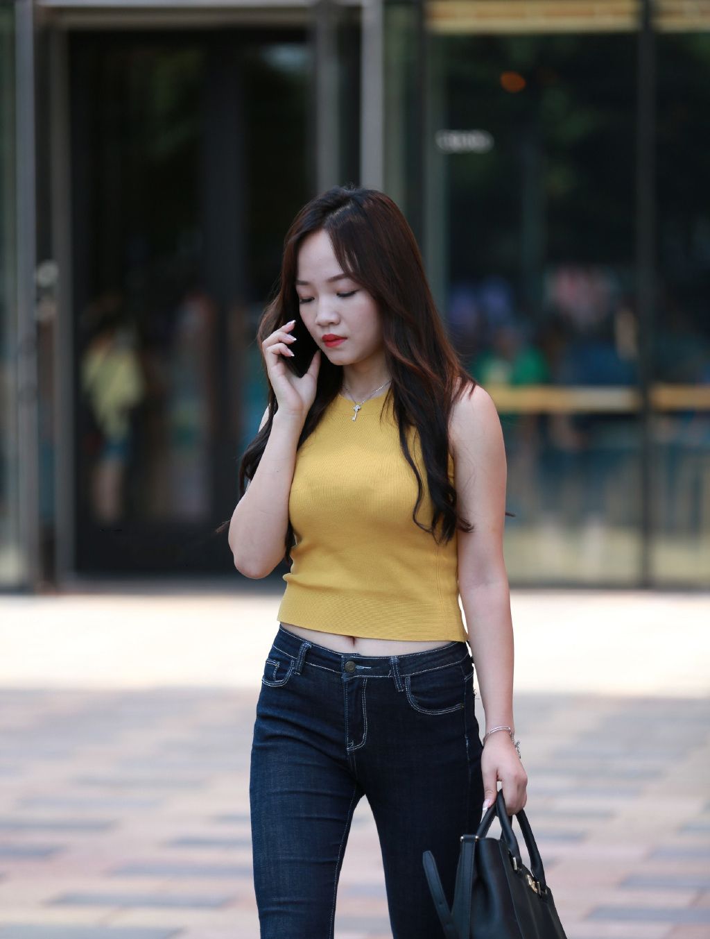 当无袖针织衫配上修身牛仔裤,清凉简约又时髦,质感清新魅力十足