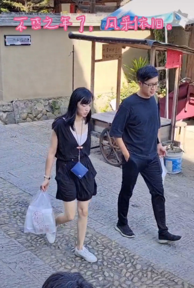 41岁姚晨现身村口真实素颜曝光与精修图差距大路人没认出来