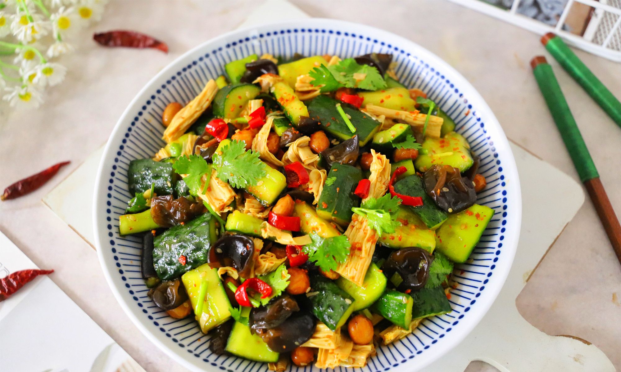 夏天就馋此菜,4种食材放一起,不炒不炖切好加料一拌,开胃解暑