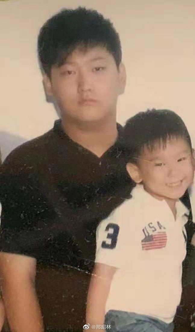 7月17日晚,邢邵林在社交平台晒出自己小时候的照片,并自侃道:"感受一