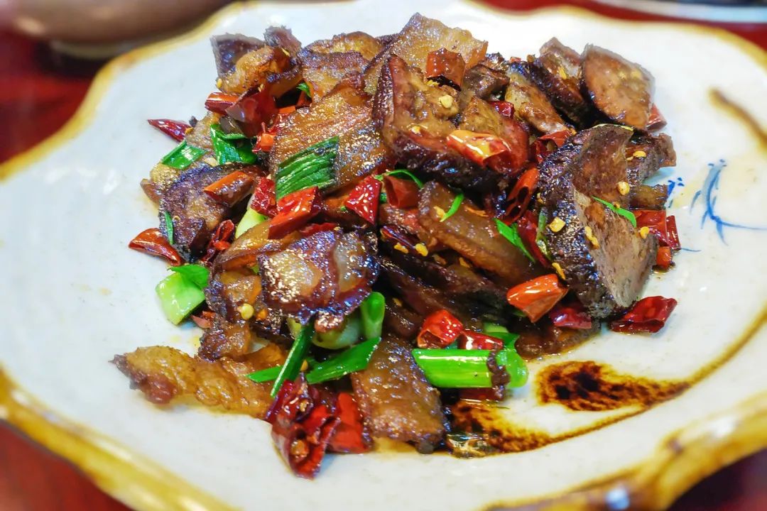 鸭肉鲜美,血粑由鸭血与糯米制做而成,口感类似糍粑,一同炖煮的鸭肉软