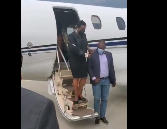 海地总统遗孀回国参加丈夫葬礼：吊绷带 穿防弹衣 大批保镖随行休闲区蓝鸢梦想 - Www.slyday.coM