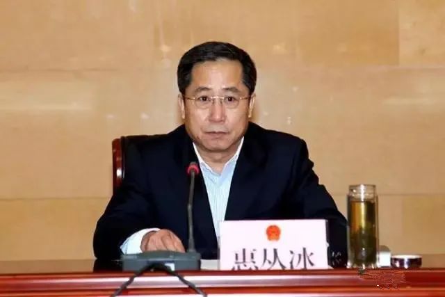 他在被留置之前交代了收受枣庄"黑老大"李绍彬贿赂