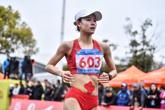 当时吕秀芝被认为是夺冠热门,而杨家玉则是吕秀芝身边的绿叶.