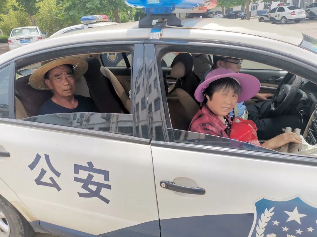 警车变身"运桃车"?