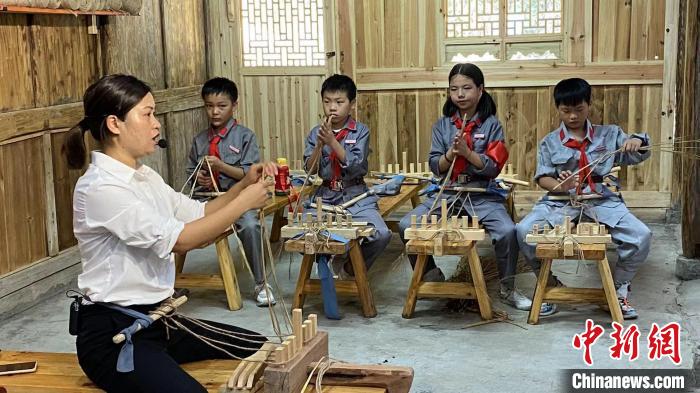 学生在红色研学基地学习草鞋编织。钱晨菲 摄