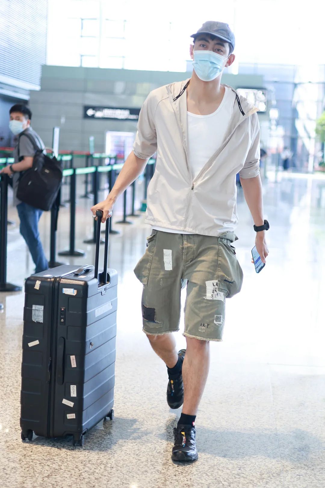 男星街拍allblack陈伟霆变身酷盖范丞丞的蓝发也太夺目了