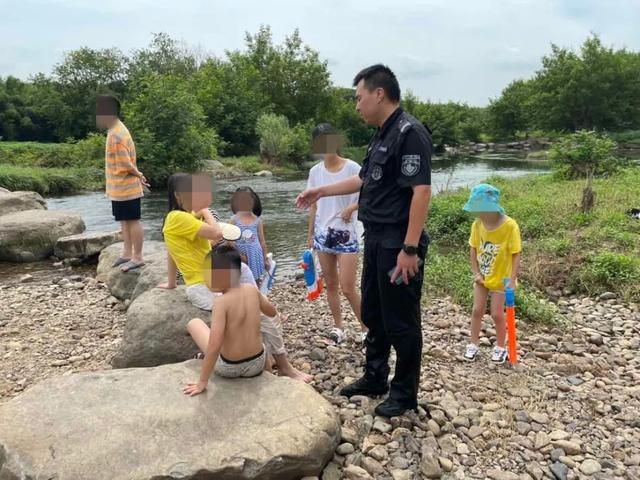妈妈和闺蜜在溪边聊天，杭州7岁男孩掉进深水区！关键时刻...