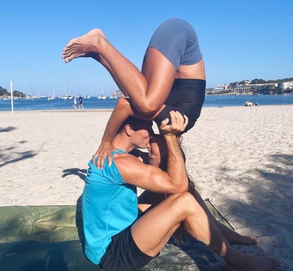 边健身边虐狗?莱万妻子晒照:被莱万倒举接吻