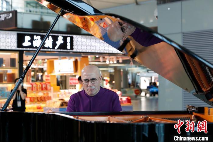世界著名钢琴演奏家孔祥东用悠扬动听的钢琴演奏开启了“云游”机场之旅。殷立勤 摄