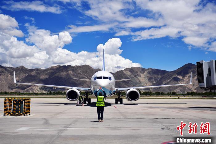 进藏航班顺利抵达拉萨贡嘎国际机场。周航 摄