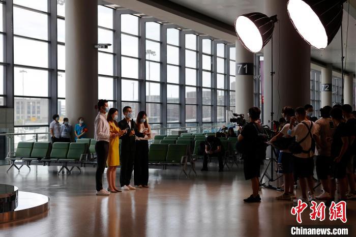 上海机场开启年内第二场线上直播。殷立勤 摄