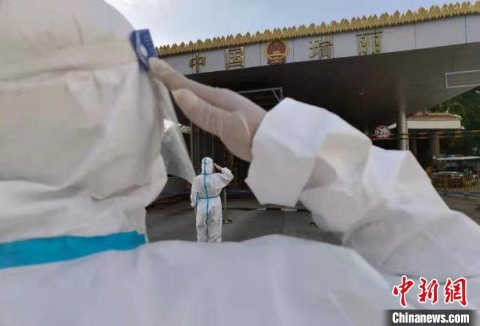 云南瑞丽：一张"刷屏"照片记录38个民警家庭的抗疫故事|瑞丽市|云南省 - Vimarsana News