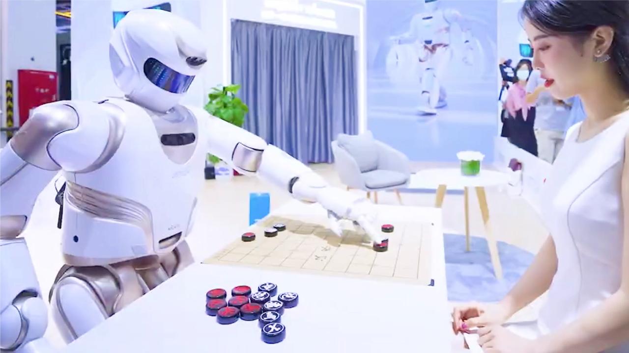中国会跑路的机器人能按摩会下棋以后可以替代保姆了