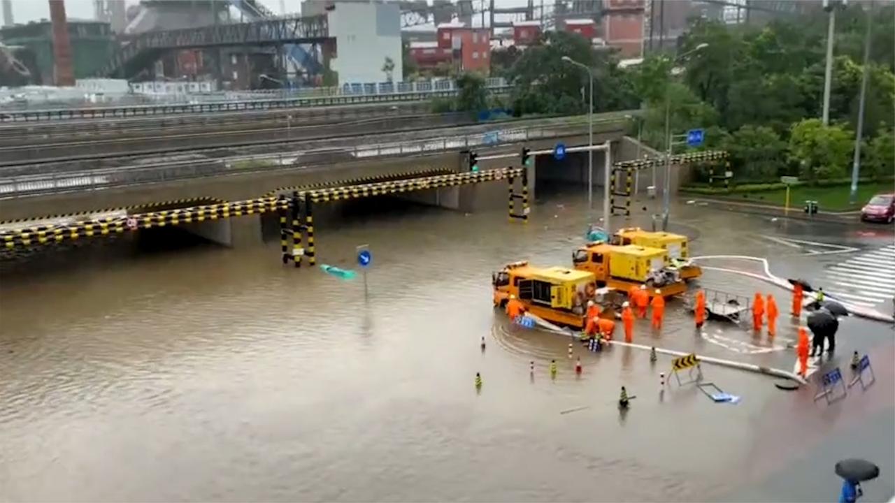 北京暴雨来袭,石景山金安桥站因积水封站 目前正在抢修中