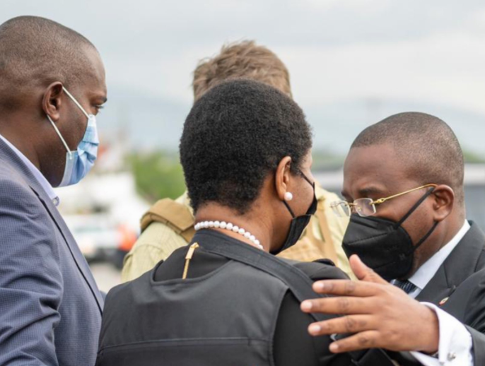 海地总统遗孀回国参加丈夫葬礼：吊绷带 穿防弹衣 大批保镖随行休闲区蓝鸢梦想 - Www.slyday.coM