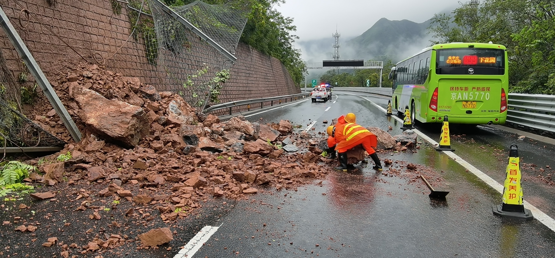 北京多条道路因降雨中断,京藏高速进京一路段发生山体滑坡
