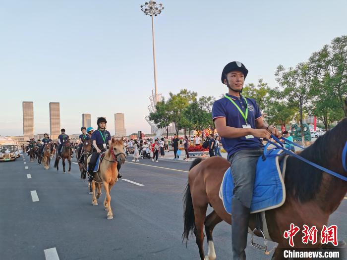 图为内蒙古自治区鄂尔多斯康巴什举行的“马上游城”项目。李爱平 摄