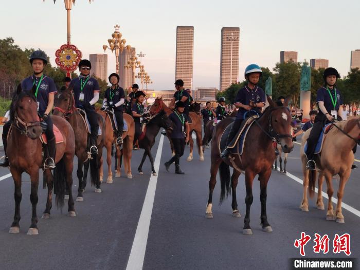 中国西部小城康巴什用“发马仪式”吸睛 打造“网红景观”