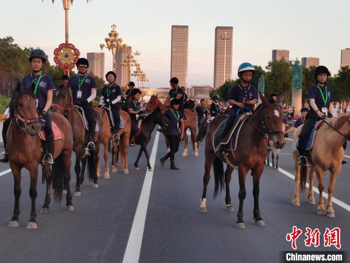 图为内蒙古自治区鄂尔多斯康巴什举行的“马上游城”项目。李爱平 摄