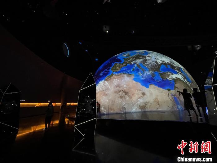 全馆运用精心设计的环境氛围、灯光音效和高仿真场景模拟手段,构建沉浸式宇宙空间体验环境 郑莹莹 摄