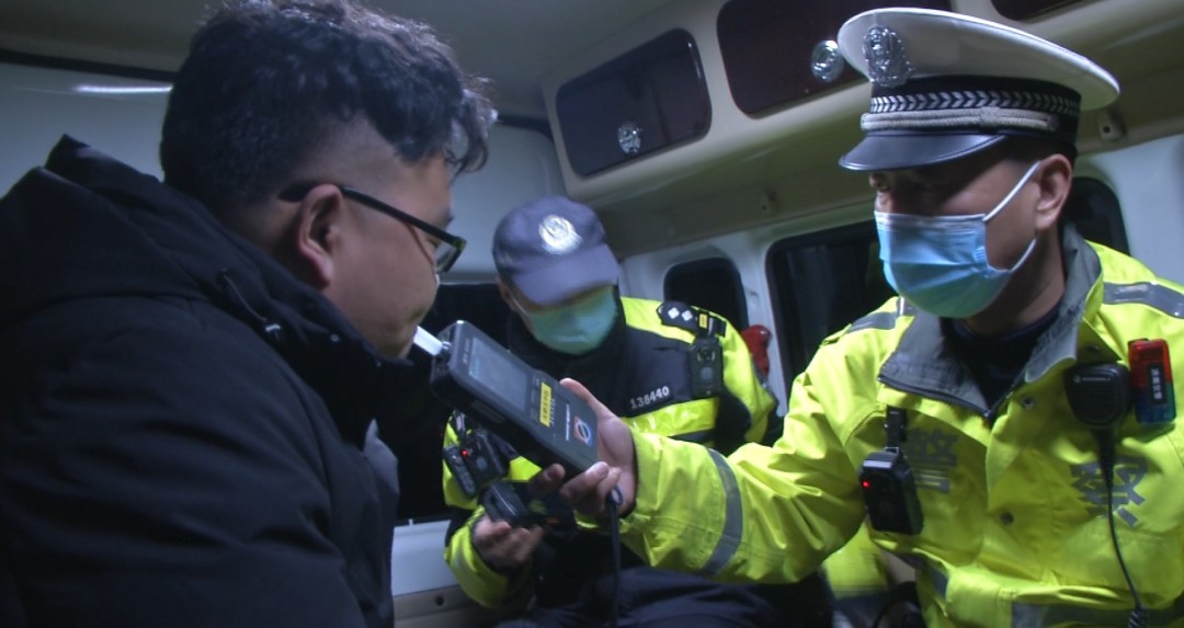直到孩子的母亲来接孩子孩子突然转身说了一句"警察叔叔,再见!