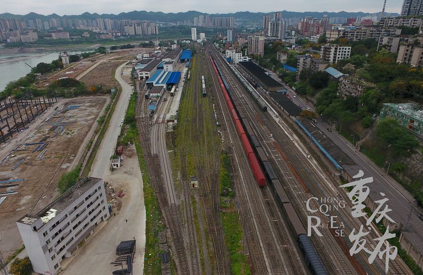 新中国第一条铁路成渝铁路开工,九龙坡火车站(即火车南站)选址于机场