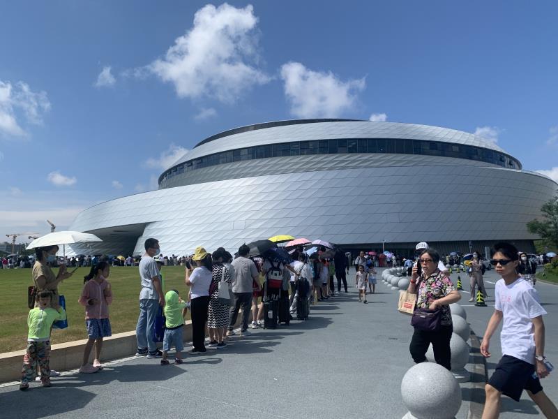 上海天文馆对公众开放首日：游客“绕场一周”排起长队