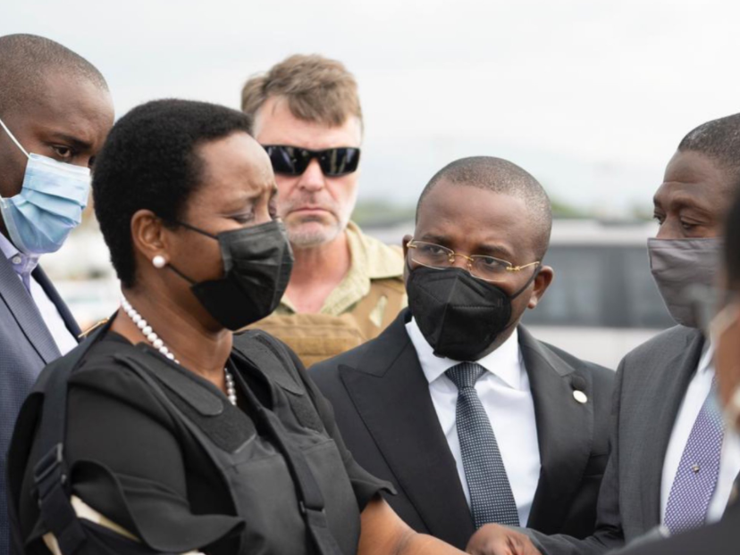 海地总统遗孀回国参加丈夫葬礼：吊绷带 穿防弹衣 大批保镖随行休闲区蓝鸢梦想 - Www.slyday.coM