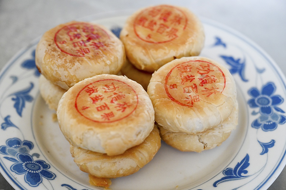 城事丨上海松江国家级非遗老字号功德林素食月饼开炉生产