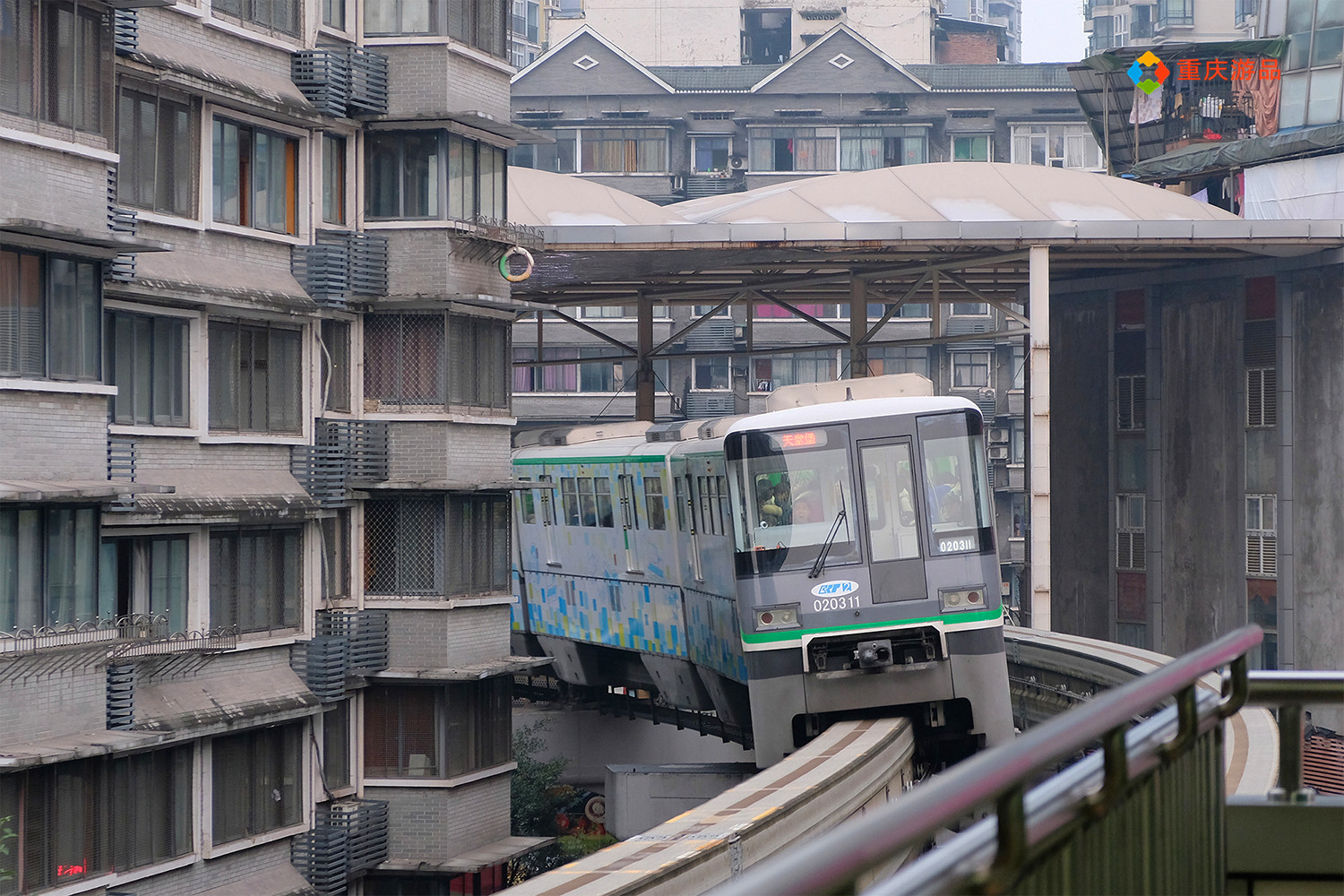 重庆轨道交通2号线:错误叫法轻轨的源头,风景最美的一条线路