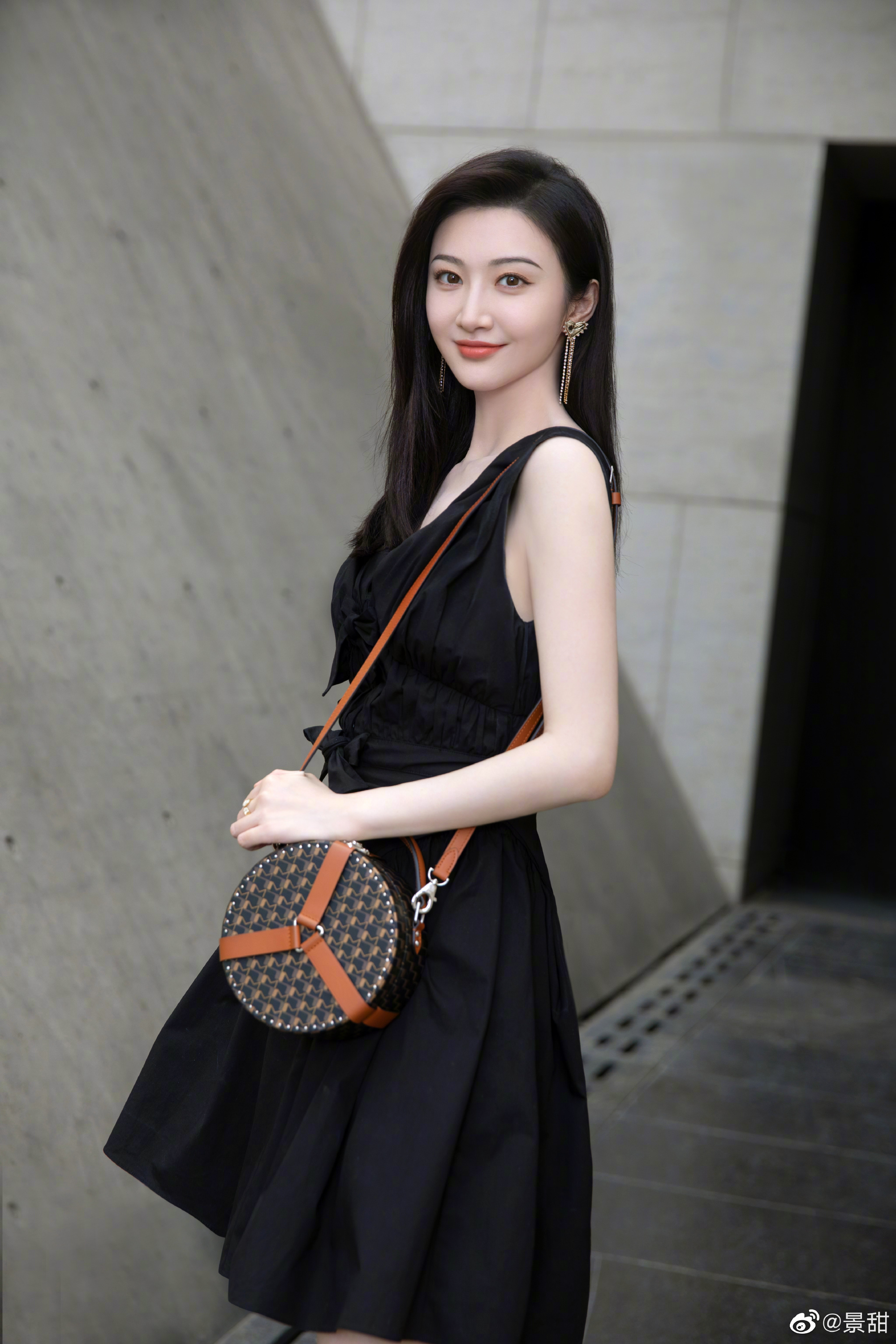 景甜晒黑色深v美照珍爱生活中的每个瞬间