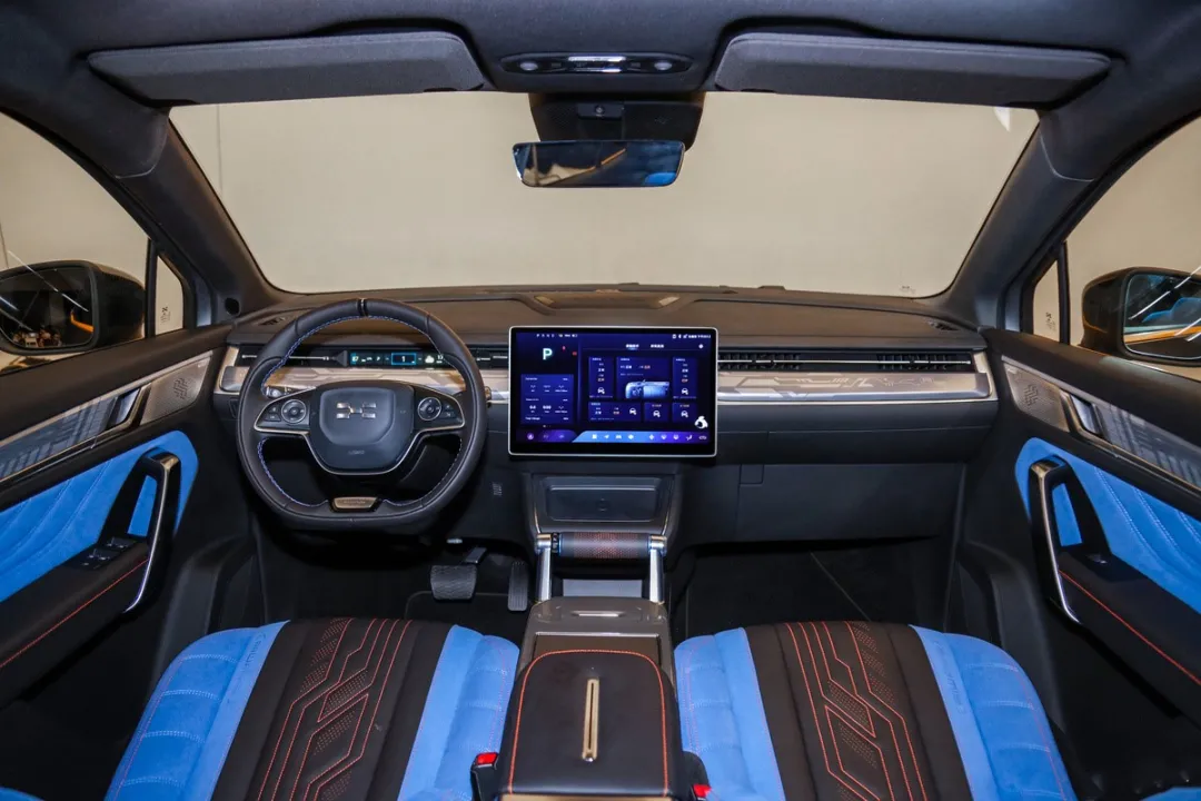 内饰方面,可以看到爱驰u6还是走着简洁的风格,这在新能源车型来说也是