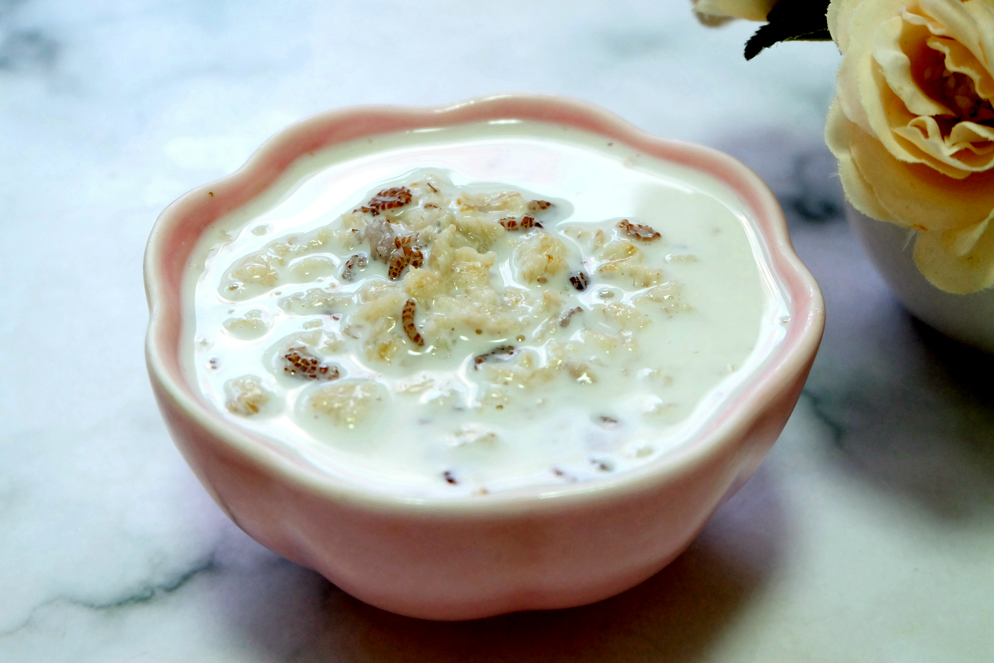 【牛奶燕麦粥】牛奶燕麦粥是我家常做的快手粥,快熟燕麦片用开水煮软