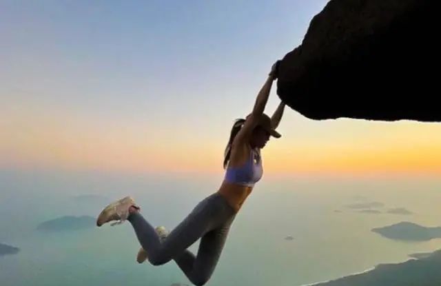 为了在悬崖拍照,香港女网红索菲亚不幸坠崖身亡!休闲区蓝鸢梦想 - Www.slyday.coM