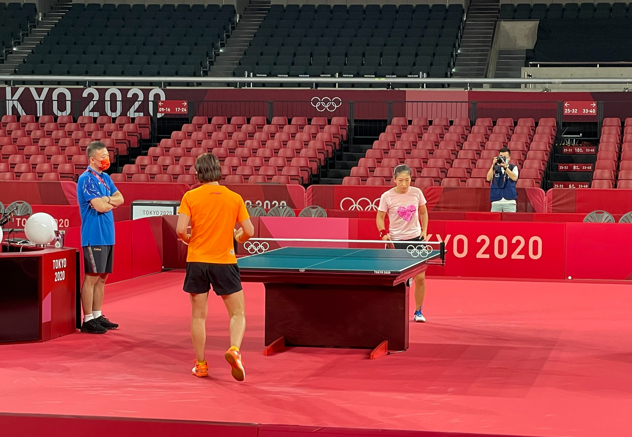 国乒进入东京奥运赛场,马龙樊振东陪练国外选手,许昕刘诗雯加练