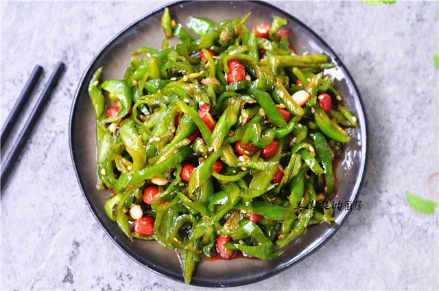 辣椒新吃法,不炒也不腌,切丝一拌,脆嫩爽口,不用肉炒也超香
