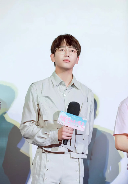 彭昱畅戴上金丝边眼镜变身文艺少年,气质也变得儒雅文静!