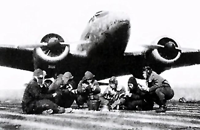 20日上午,汪伪"建国号"专机在扬州空军机场整装待发,机上6人,分别是正