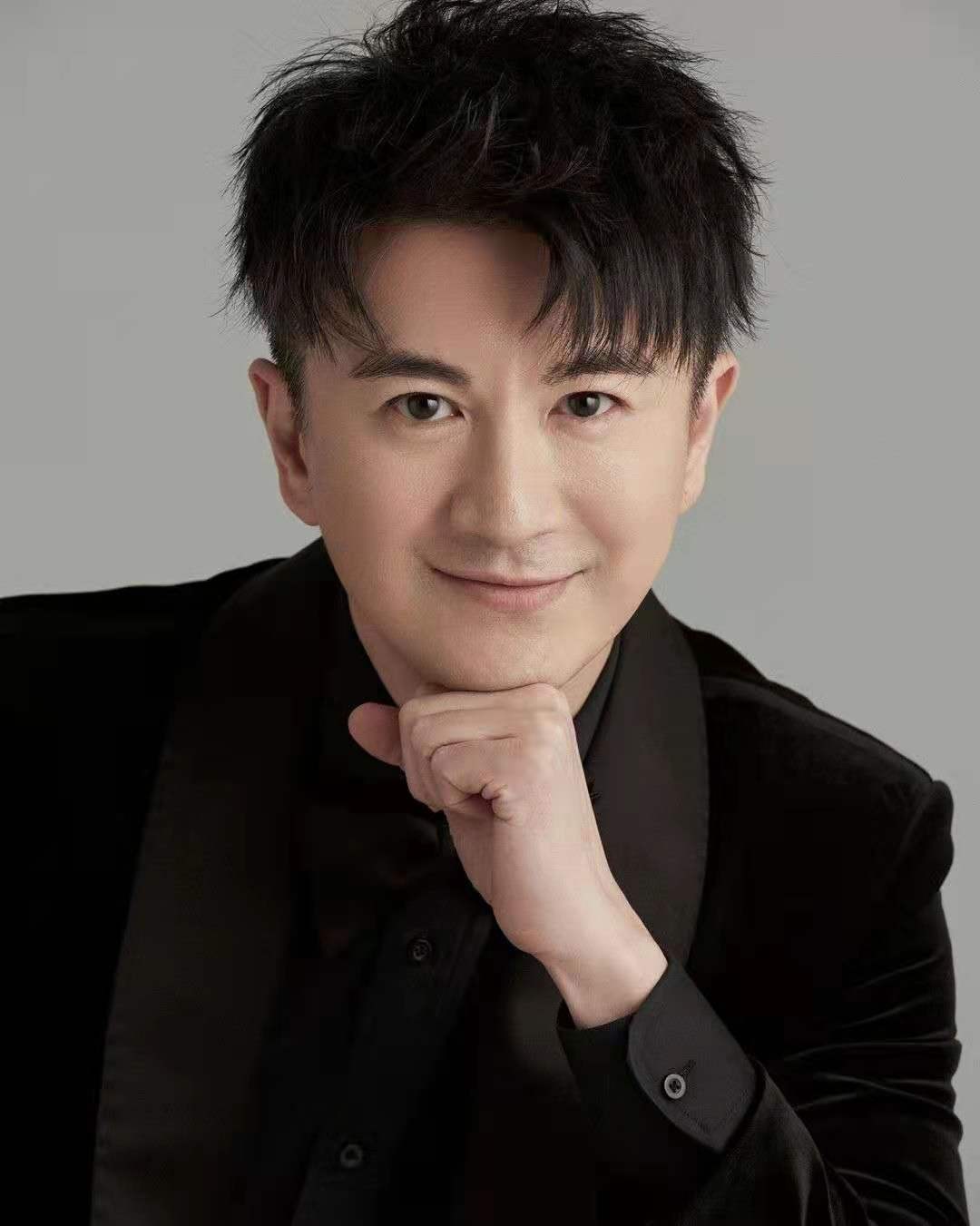 央视主持马跃罕穿古装一姐朱迅气质出众被赞扮相不输杨幂原版