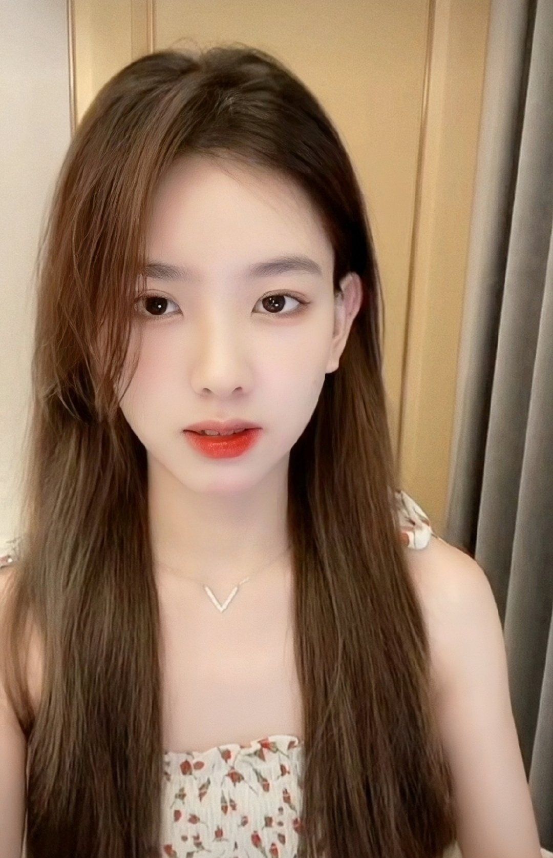 孙一宁接广告代言,穿千元衬衫好清纯,与明星气质差距明显__财经头条